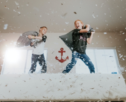 Crianças em guerra de almofadas