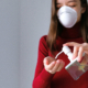 Mulher com máscara a pôr desinfetante