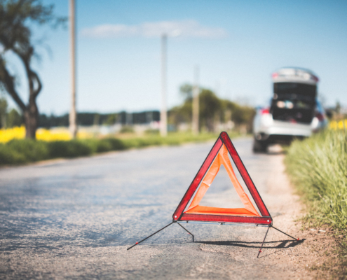 Acidente automóvel com triângulo de emergência